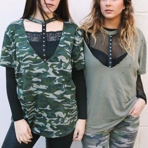 LF grommet camo cut out tee
